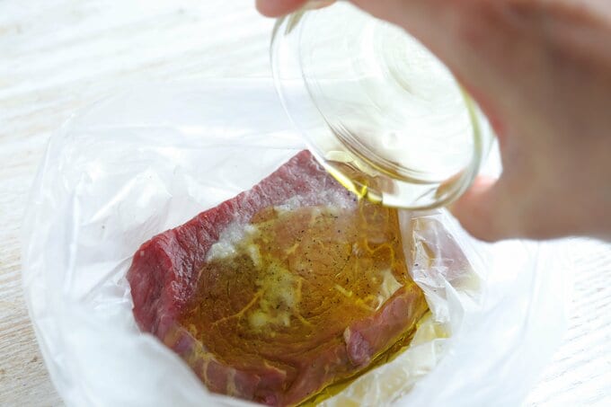 ポリ袋に入れた肉