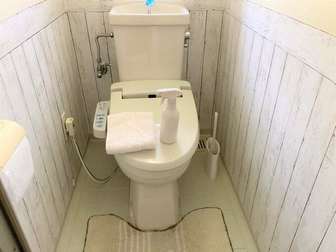 トイレのフタの上に掃除グッズ