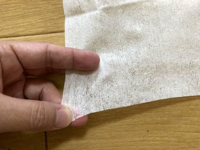 おしぼりを引っ張る様子