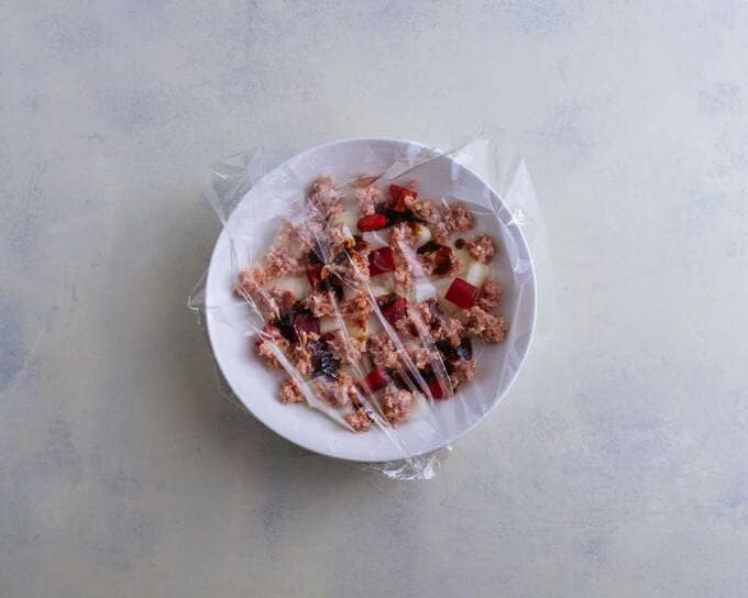 お肉が入った皿にラップ