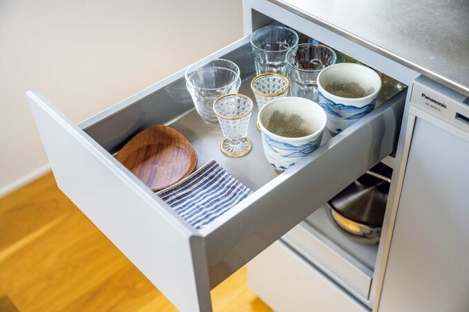 食器などはキッチンの引き出し収納で取り出しやすく