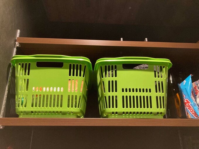 パントリーの棚にしまう