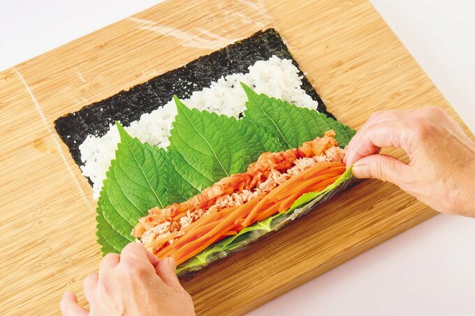 のり巻きを巻くところ