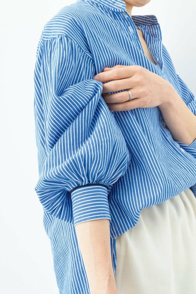 ヘアゴムで落ちてくる袖をまくったままキープ