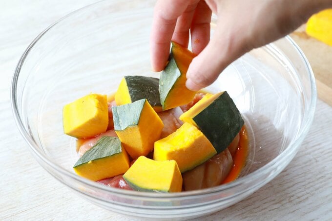 耐熱ぼうるにカボチャを入れる