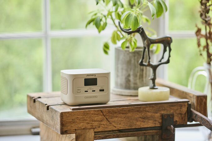 ESSEonline無料会員にプレゼントする「Jackery 100Plus＋ソーラーパネル40ミニ」