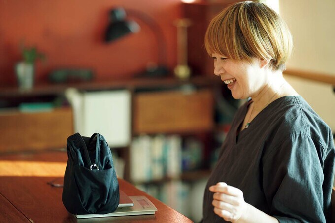 バッグを量る金子さん