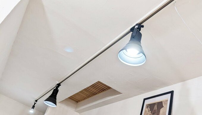 フードのついた照明