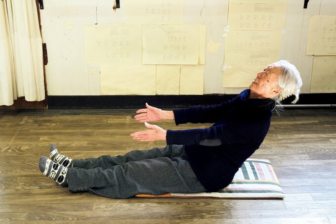 体を後ろに倒す雑賀さん