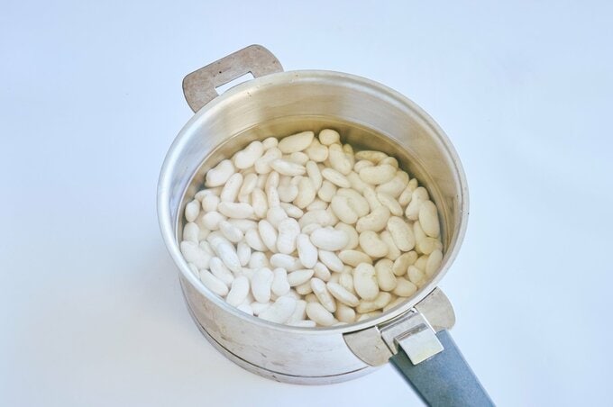 豆をゆでる