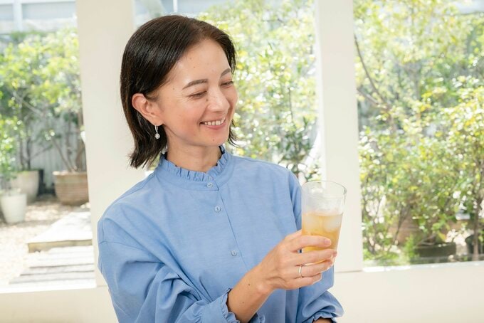 アールグレイティー割りを楽しむ寺嶋さん