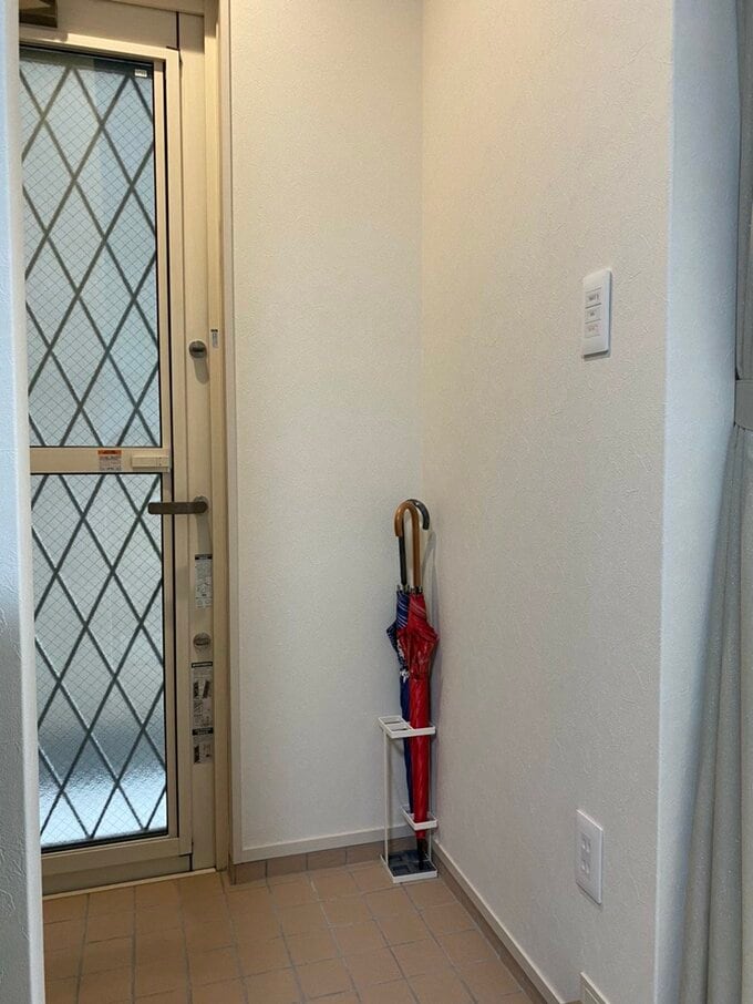 勝手口に置かれた傘立て