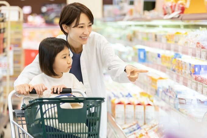 スーパーで買い物中の親子