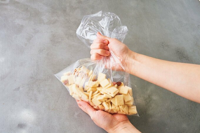 ビニール袋にミックスナッツなど