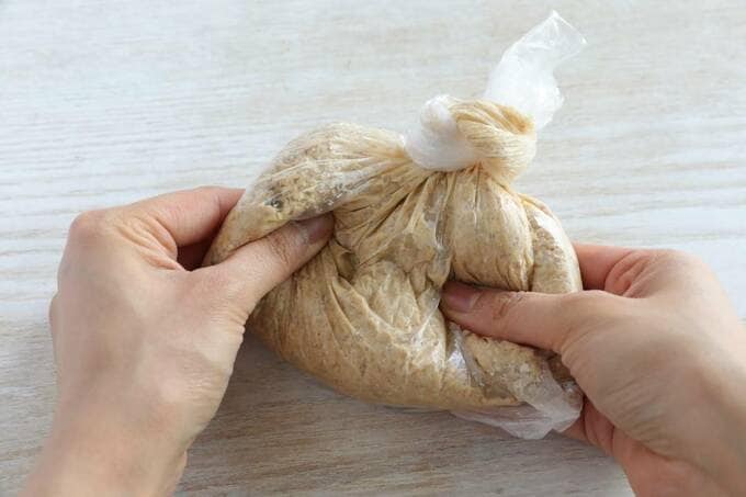 ポリ袋をもみこむ