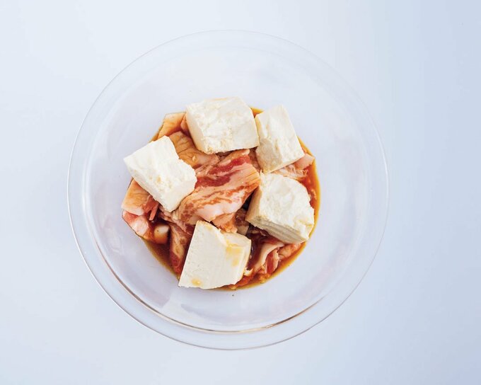 ボウルに豚肉と豆腐