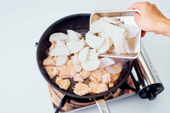 フライパンに鶏肉大根