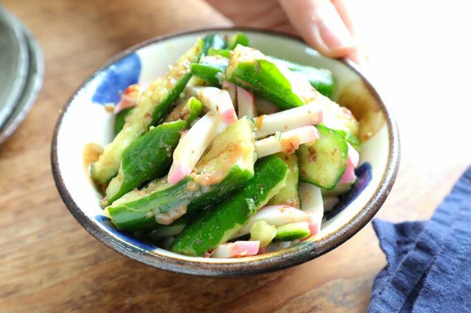 たたきキュウリとかまぼこの梅肉かつおしょうゆあえを持つ様子