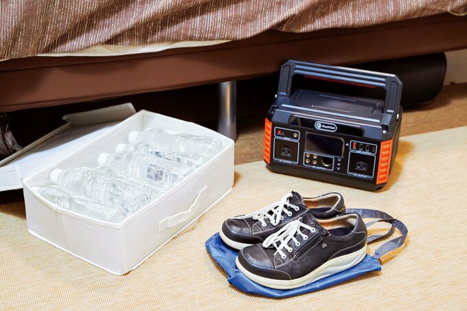 ベッドに入れておきたい水、スニーカー、ポータブル電源