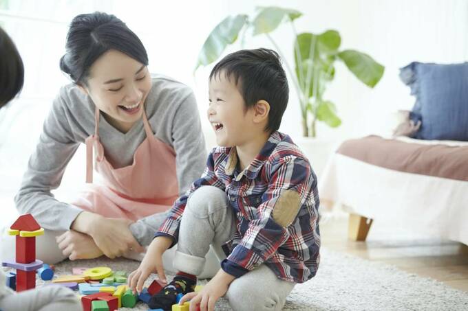 子どもとリビングで遊ぶ様子