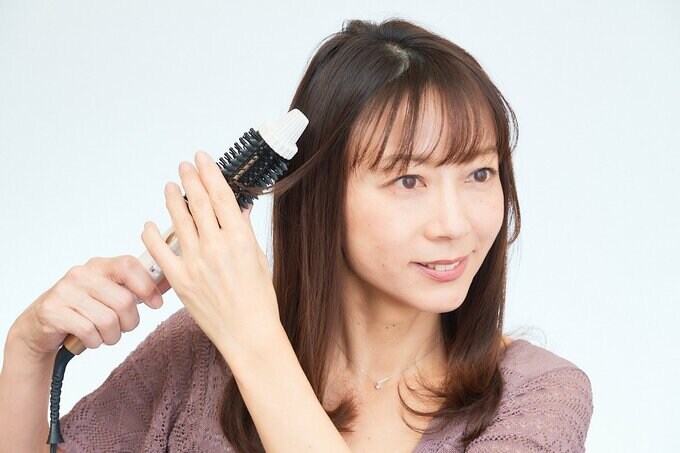 ロールブラシと女性