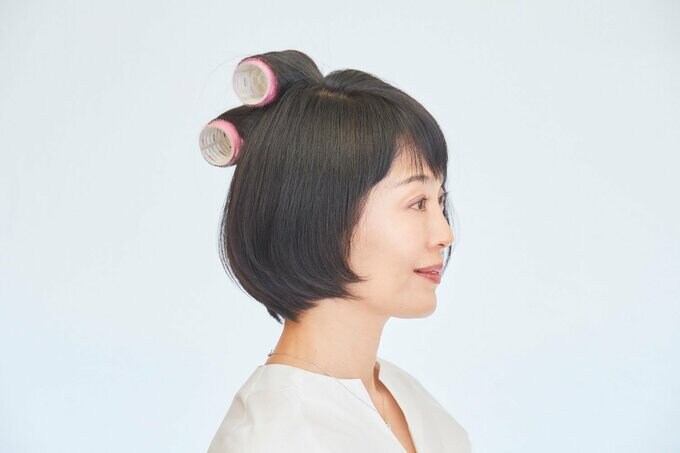 カーラーを巻いた女性