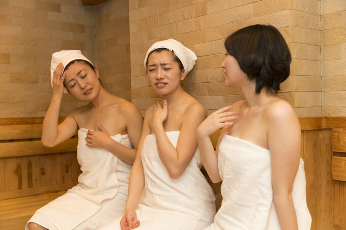 サウナに入る女性