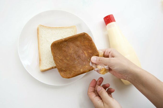 冷凍したカレーは、凍ったまま食パンの上にのせてカレートーストに