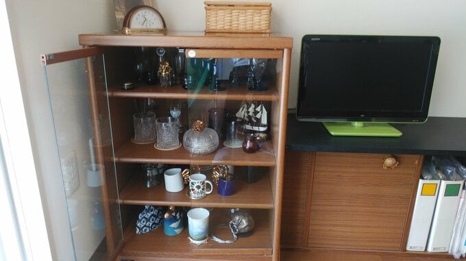 整頓された食器棚