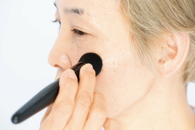 コンシーラーをなじませる人