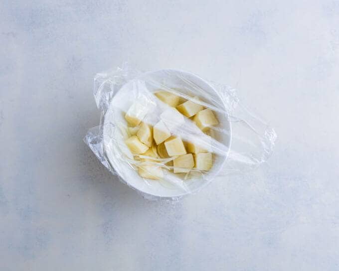 ジャガイモが入った皿にラップ