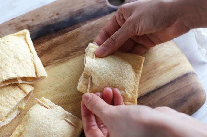 油揚げの端を爪楊枝で縫うように止める
