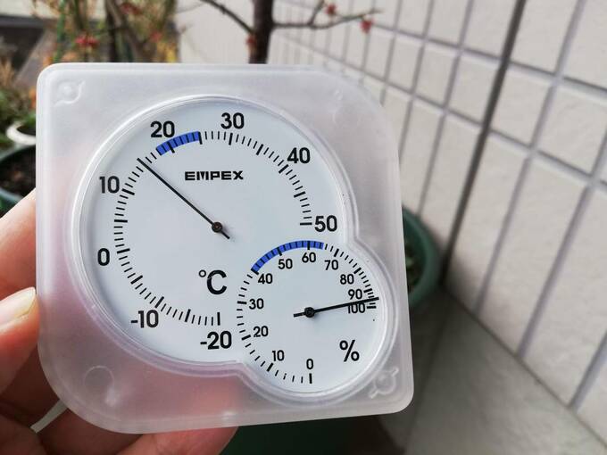 外の気温と湿度を湿度計で確認