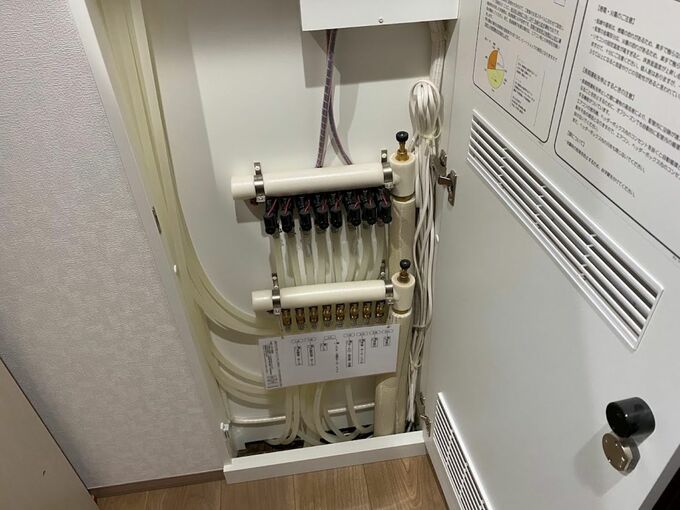 床暖房の配管をまとめているヘッダーボックス2