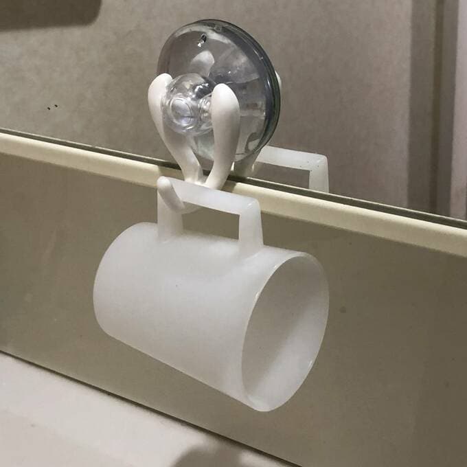 歯みがきコップをぶら下げる