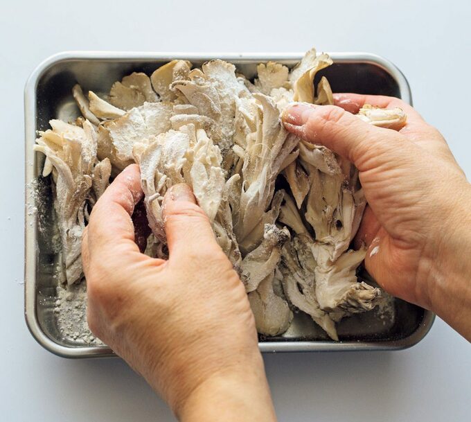 マイタケに小麦粉をまぶす