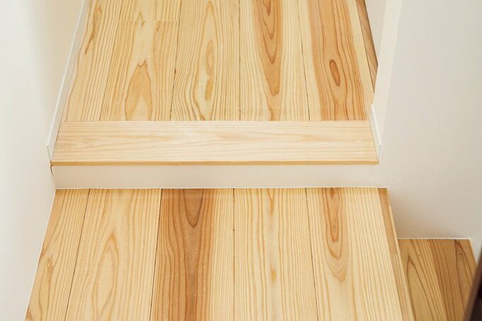 床材は杉フローリング