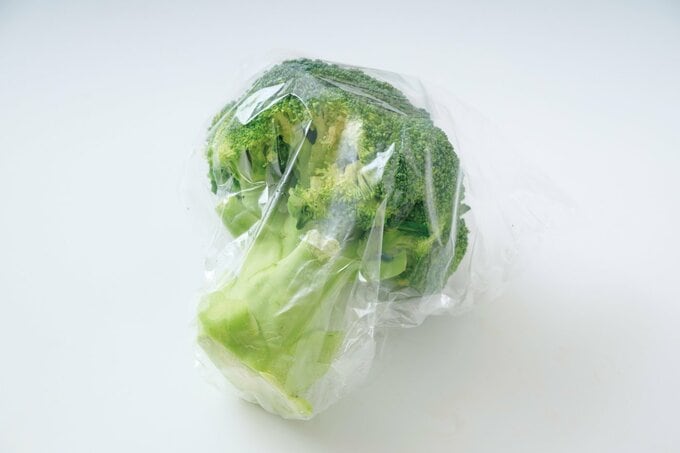 ポリ袋に入ったブロッコリー