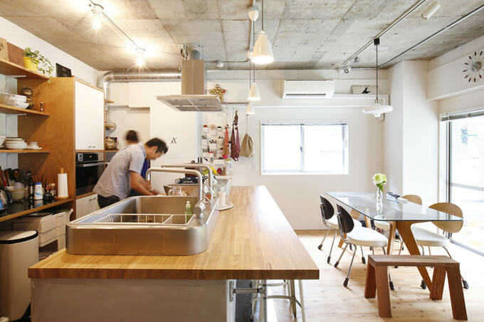 テーブルを兼ねるキッチン天板