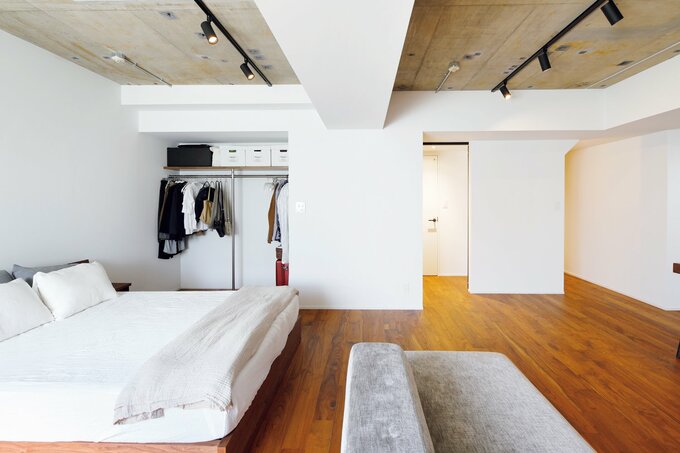 大きめのソファとベッドをゆったり配置したLDK