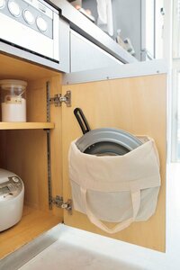 扉裏の隙間をバッグを使った収納スペースに