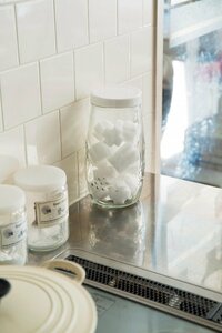 掃除グッズをガラスビンに詰め替え、出しっぱなし収納