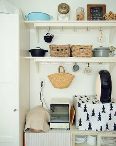 キッチン背面のシェルフはものを置きすぎず余白をつくる