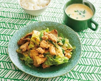 15分で完成するスピード献立。鶏ひき肉とマイタケ、レタスのマヨしょうゆ炒め