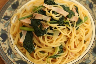 フライパン1つで完成の「ベーコンとほうれん草の和風パスタ」。春休みにぴったり簡単レシピ
