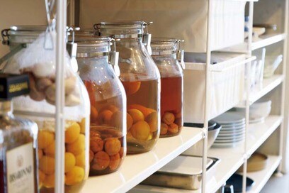 【マンションリノベ事例】3LDKを1LDKのギャラリーのような空間に。愛着あるモノを眺めながら暮らす