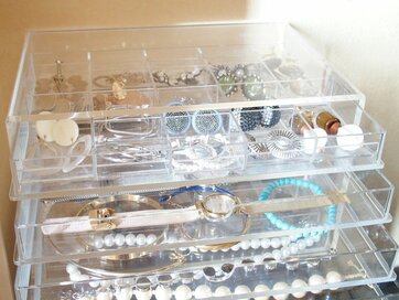 気がつけば似合わないファッション小物がたくさん…40代からの見直し方