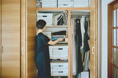 50代ひとり暮らしの「クローゼット」。ワンピースで“制服化”して管理もラクに