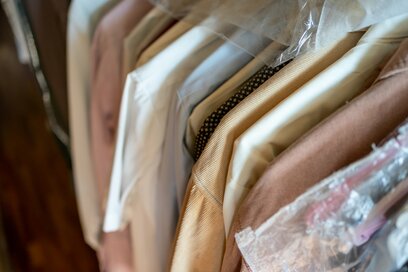 50代、春を心地よくする片づけ。増えた分の服を手放し、ソファはカバー変更