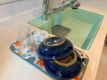 水きりカゴ、スポンジラック…家がキレイな人が手放した「キッチン用品」３つ。掃除もラクに